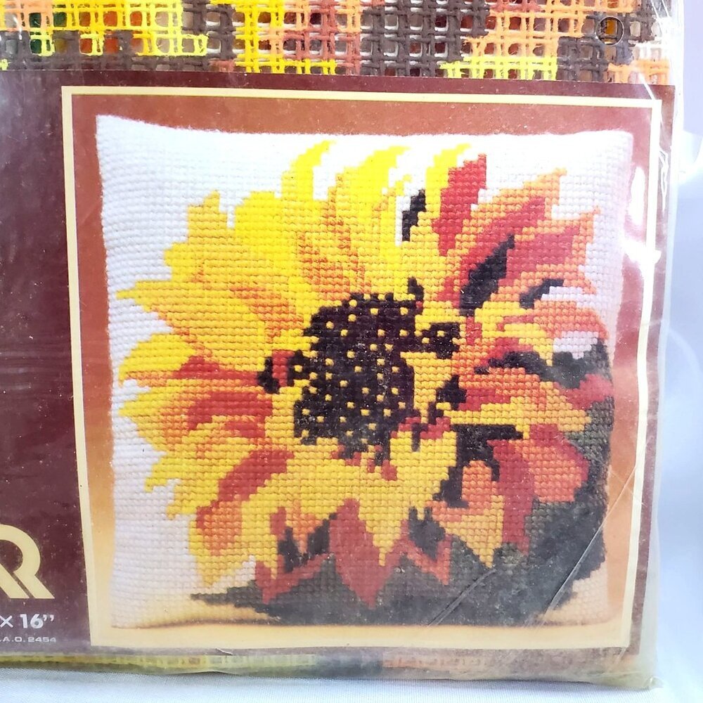 Vintage Phildar Sunflower Needlepoint Cushion Kit With Acrylic Yarn 16" x 16" - Picture 4 of 6